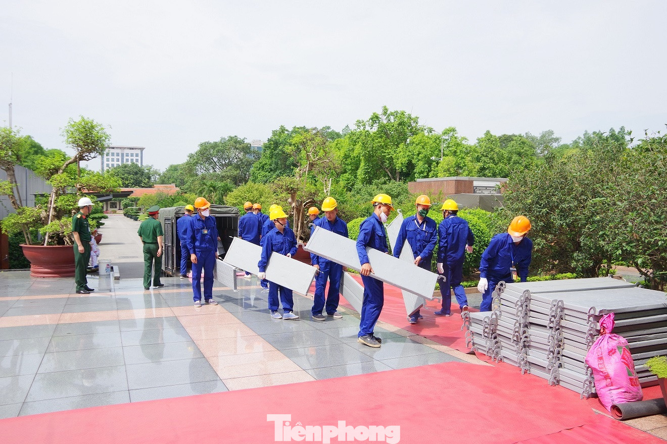 Cán bộ, nhân viên Đoàn 595 (Bộ Tư lệnh Bảo vệ Lăng) thực hiện tu bổ định kỳ năm 2022 tại công trình Lăng Cán bộ, nhân viên Đoàn 595 (Bộ Tư lệnh Bảo vệ Lăng) thực hiện tu bổ định kỳ năm 2022 tại công trình Lăng