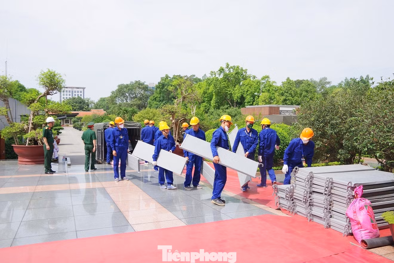 Cán bộ, nhân viên Đoàn 595 (Bộ Tư lệnh Bảo vệ Lăng) thực hiện tu bổ định kỳ năm 2022 tại công trình Lăng