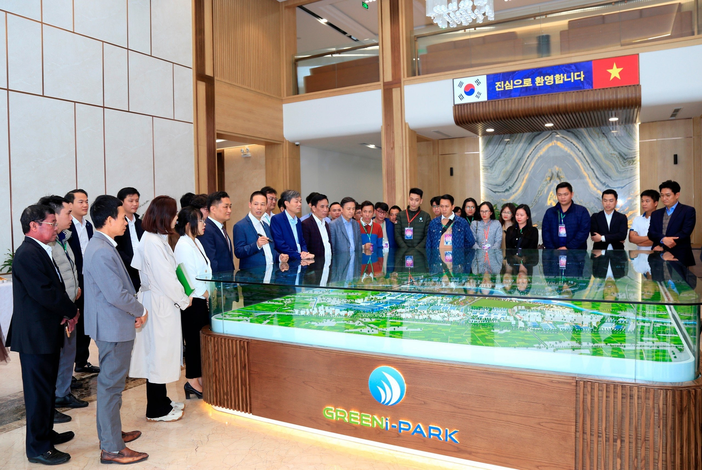 Các nhà đầu tư tham quan mô hình Khu công nghiệp Liên Hà Thái – Khu công nghiệp tổng hợp đa ngành, công nghiệp công nghệ cao trong Khu Kinh tế Thái Bình, với tổng diện tích quy hoạch hơn 807 ha, trong đó diện tích đất Khu công nghiệp hơn 588 ha.