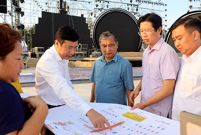 Chủ tịch UBND tỉnh Đồng Tháp Phạm Thiện Nghĩa kiểm tra tại Quảng trường thành phố Sa Đéc