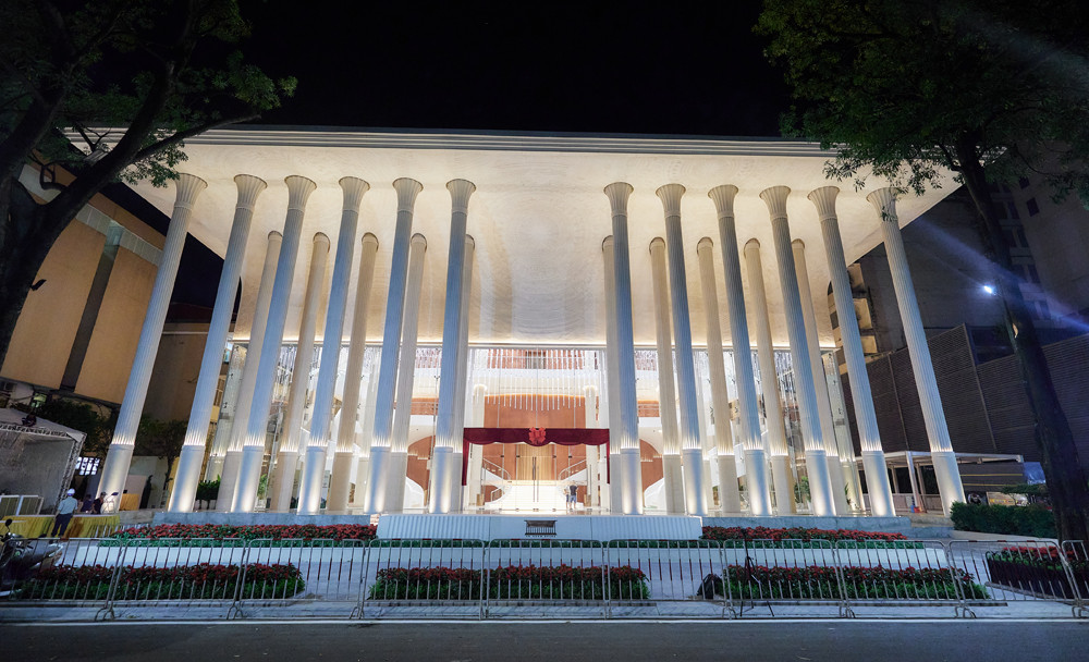 Với lối kiến trúc cộng hưởng và giao thoa của các yếu tố cổ điển, hiện đại, trong đó có nhiều chi tiết mang đậm dấu ấn văn hóa Việt Nam như họa tiết trống đồng, hoa văn chim hạc, rùa vàng trao kiếm… Nhà hát Hồ Gươm sẽ là không gian lý tưởng để chào đón các nhà khoa học xuất chúng của thế giới đến với Việt Nam trong Lễ trao giải VinFuture mùa thứ ba.