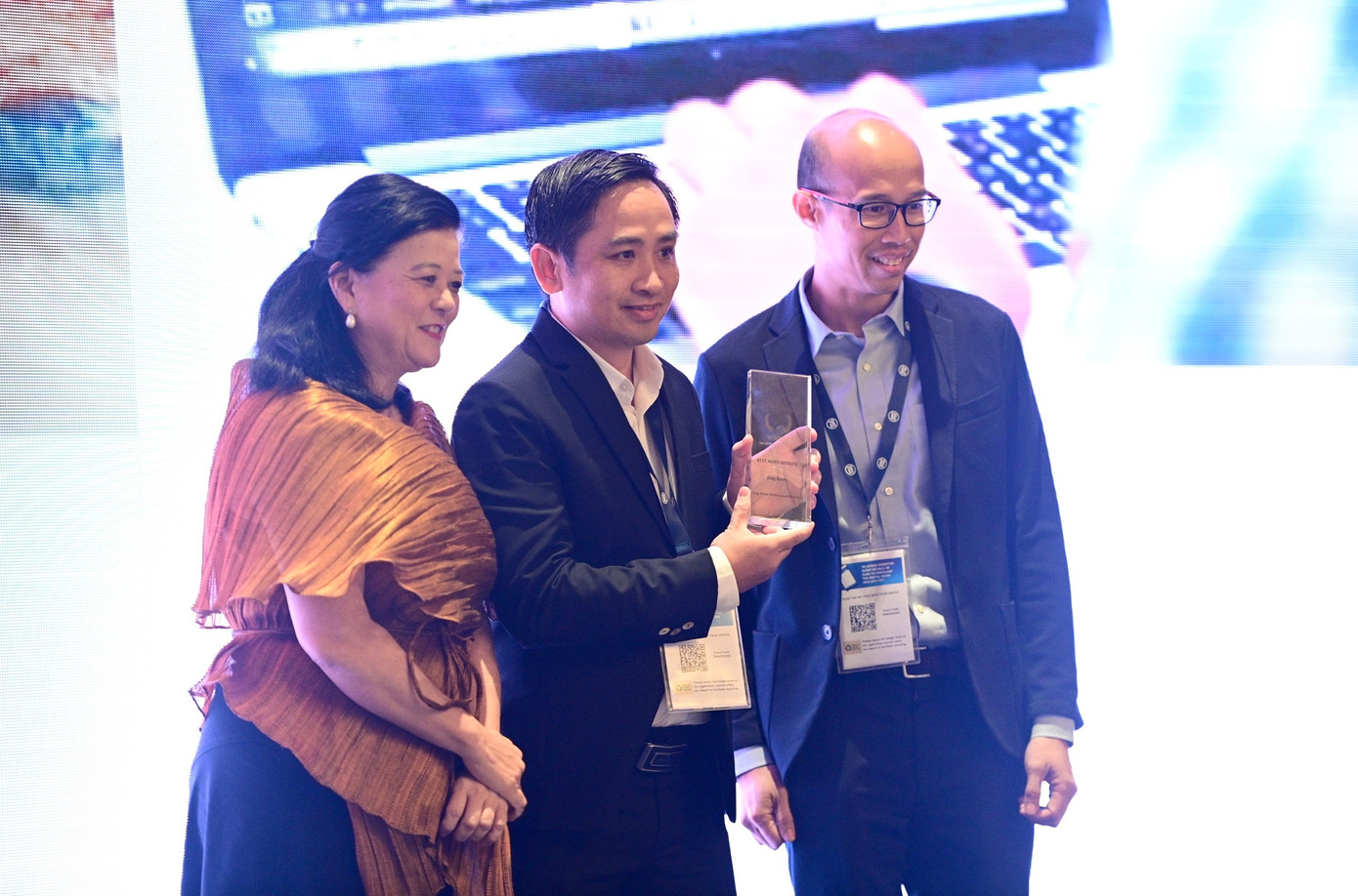 Ông Lâm Quang Hiếu (giữa), Phó tổng biên tập phụ trách Tạp chí điện tử Tri thức, nhận Giải vàng hạng mục Best News Website. Ảnh: Thuận Thắng.