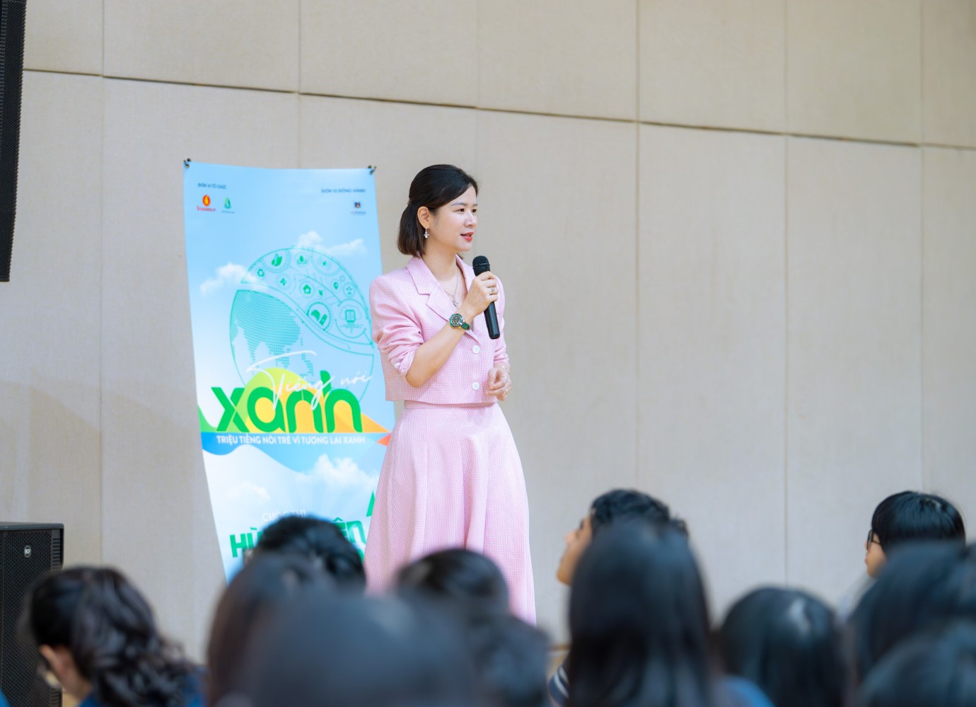 Tiến sĩ Lê Thái Hà giới thiệu cuộc thi đến học sinh trường Trung học Vinschool the Harmony.