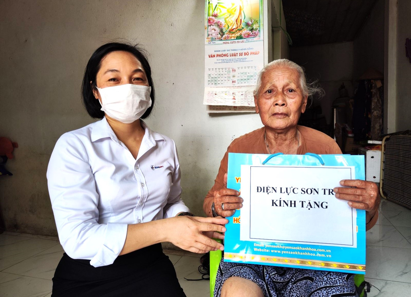 Các đơn vị trực thuộc PC Đà Nẵng thường xuyên thăm, tặng quà các hoàn cảnh khó khăn Các đơn vị trực thuộc PC Đà Nẵng thường xuyên thăm, tặng quà các hoàn cảnh khó khăn