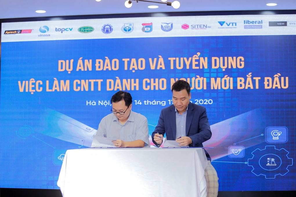 Dự án đào tạo và tuyển dụng 600 việc làm CNTT cho người mới bắt đầu của Hệ thống Đào tạo Lập trình viên Quốc tế Aptech và các doanh nghiệp đã giúp hàng trăm sinh viên, người đi làm chuyển nghề thành công, có mức lương hấp dẫn. (Ảnh: Aptech). Dự án đào tạo và tuyển dụng 600 việc làm CNTT cho người mới bắt đầu của Hệ thống Đào tạo Lập trình viên Quốc tế Aptech và các doanh nghiệp đã giúp hàng trăm sinh viên, người đi làm chuyển nghề thành công, có mức lương hấp dẫn. (Ảnh: Aptech).