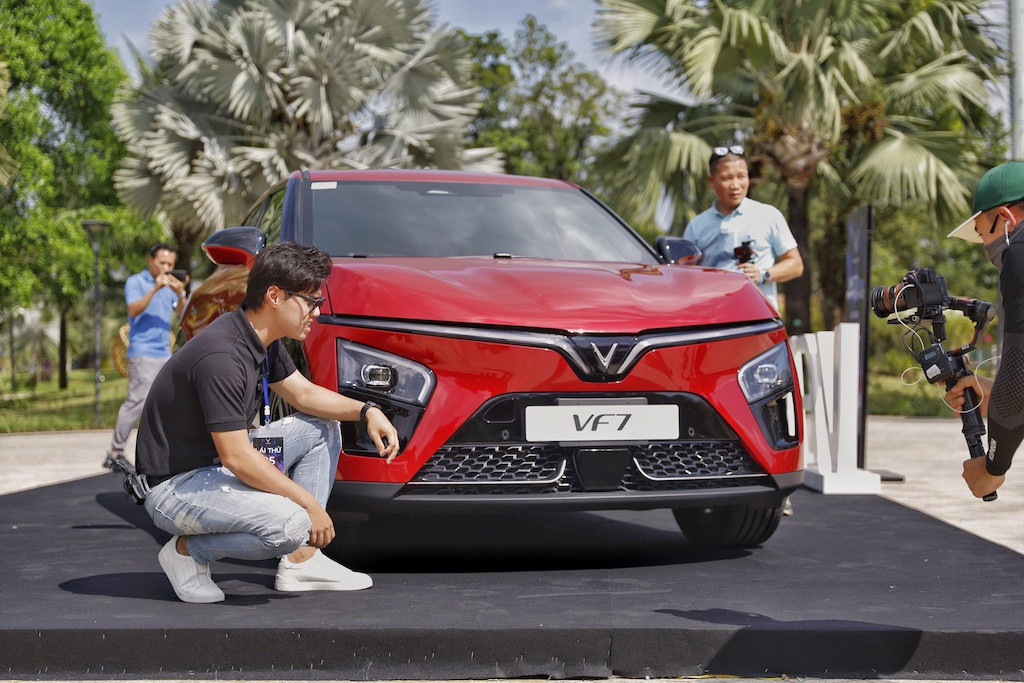 Reviewer kênh Xe Hay bày tỏ sự phấn khích với VF 7 do diện mạo táo bạo, trẻ trung, vận hành mạnh mẽ và chi phí sở hữu hợp lý
