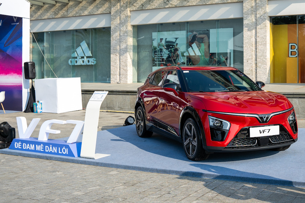 VF 7 ngoại thất đỏ được nhiều khách hàng lựa chọn trong dịp Tết Nguyên Đán 2024