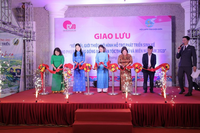 Các đại biểu cắt băng khai mạc hoạt động kết nối tại Điện Biên. Chương trình diễn ra từ ngày 02 đến 04/12/2023.