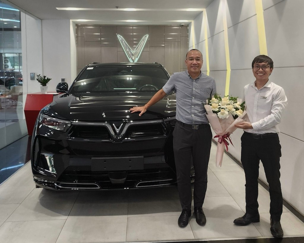 Anh Lê Hoàng Nam vui vẻ bên mẫu xe VF 9 mà gia đình anh chờ đợi bấy lâu Anh Lê Hoàng Nam vui vẻ bên mẫu xe VF 9 mà gia đình anh chờ đợi bấy lâu