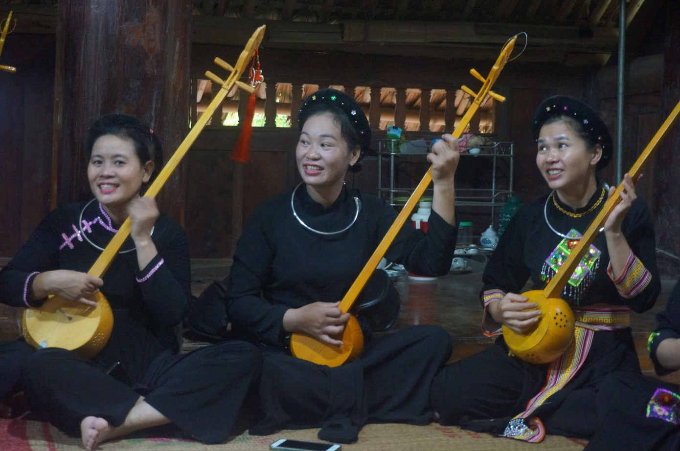 Các thành viên CLB tập luyện làn điệu hát then “Ới La" (Ảnh: Phương Anh)