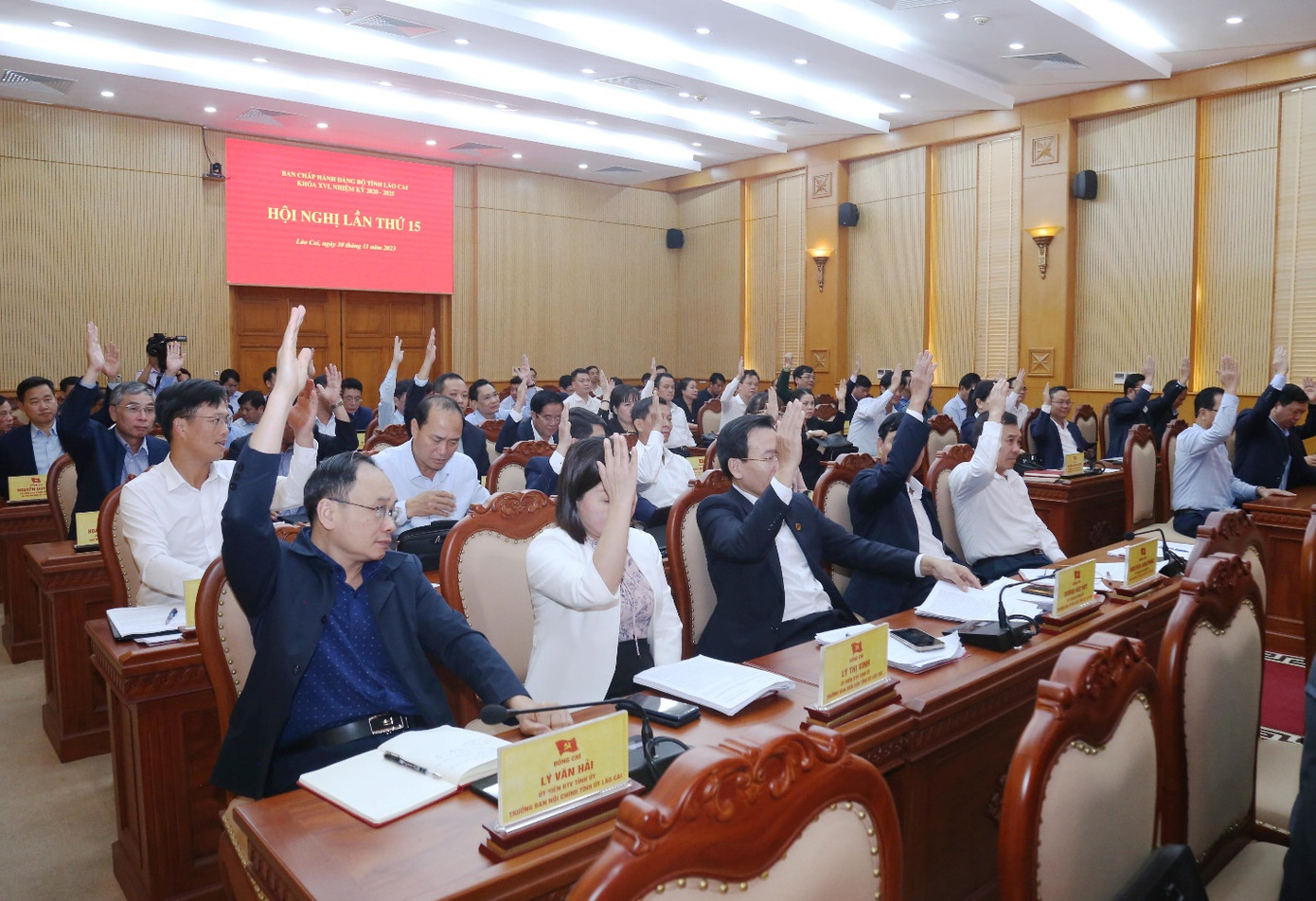 Hội nghị lần thứ 15 Ban Chấp hành Đảng bộ tỉnh Lào Cai thảo luận và nhất trí về nhiều nhiệm vụ.