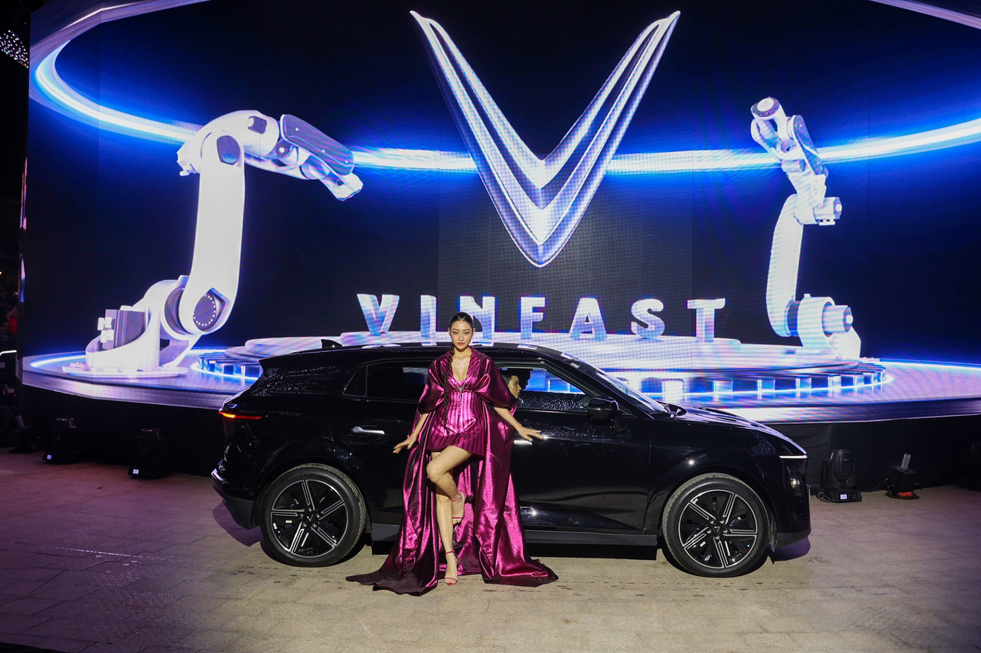 Thiết kế của Lê Thanh Hòa có điểm nhấn chữ V in bằng công nghệ 3D, chất liệu lấp lánh phản quang tạo nét khỏe khoắn, uyển chuyển, tỏa sáng bên cạnh ngoại hình cá tính, hiện đại của VF 7.