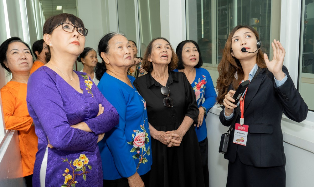 Nghệ sĩ Phương Dung đến tham quan nhà máy