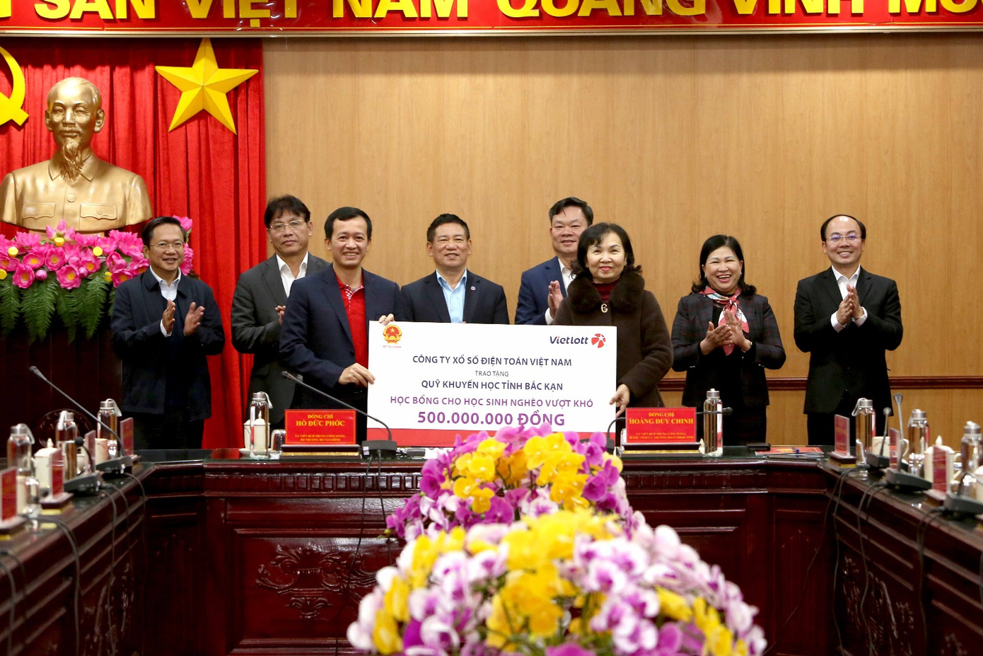 Ông Phạm Ngọc Tú – Phó Tổng Giám đốc phụ trách đại diện Vietlott trao học bổng trị giá 500 triệu đồng đến bà Đỗ Thị Thanh, Phó Chủ tịch Thường trực Hội Khuyến học tỉnh Bắc Kan, đại diện đại diện Quỹ khuyến học tỉnh Bắc Kạn