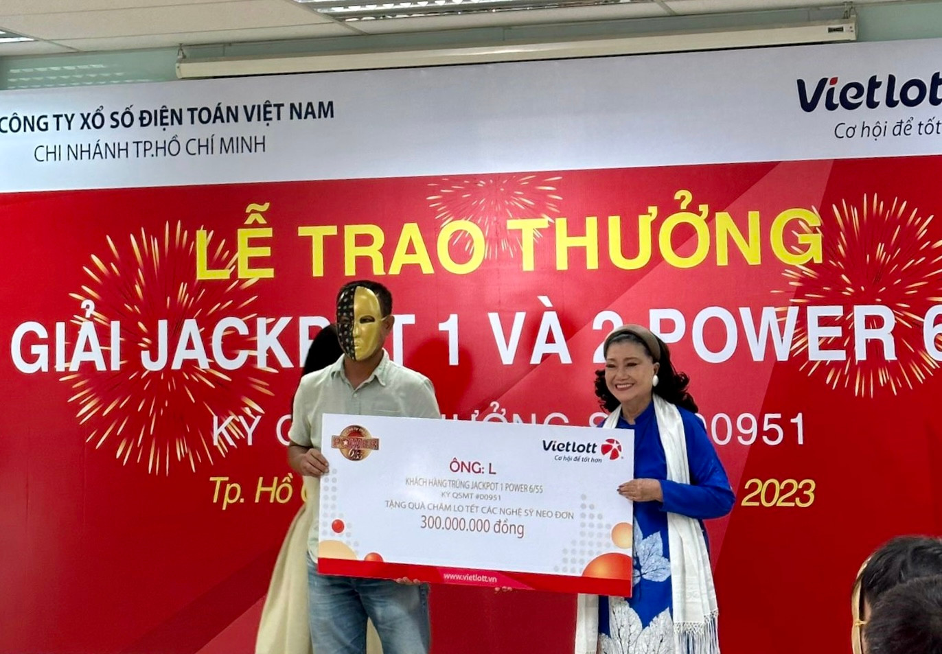 NSND Kim Cương đại diện nhận số tiền từ tỷ phú Jackpot L.H.L gửi tặng các nghệ sĩ neo đơn. (Nguồn: Vietlott) NSND Kim Cương đại diện nhận số tiền từ tỷ phú Jackpot L.H.L gửi tặng các nghệ sĩ neo đơn. (Nguồn: Vietlott)