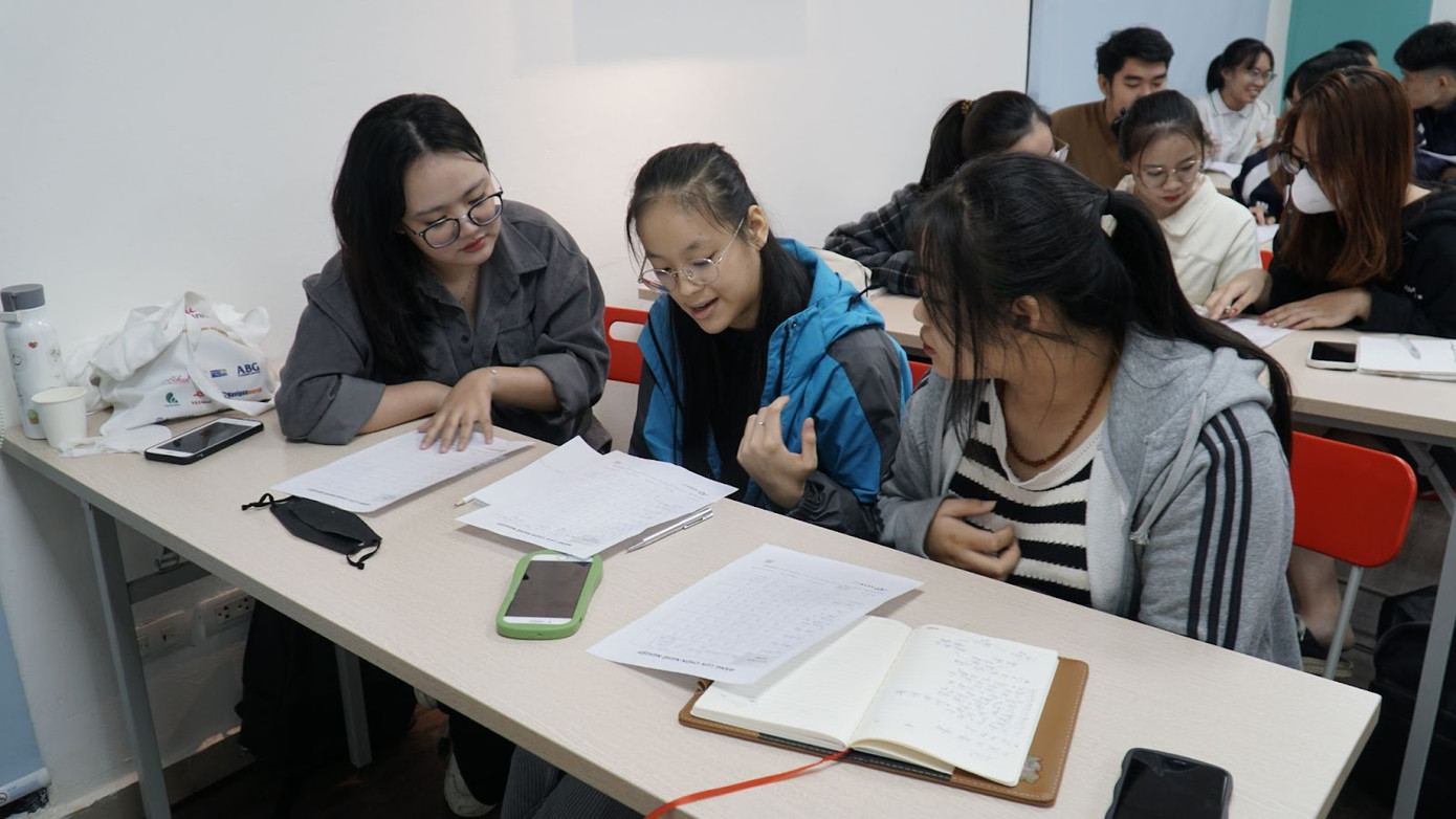 Sinh viên chia sẻ với nhau về các giá trị của bản thân