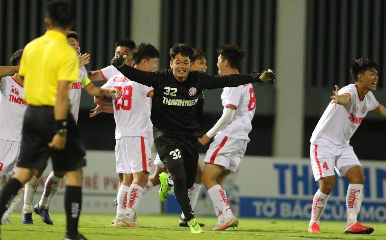 Phạm Thành Long là cầu thủ trưởng thành từ Học viện bóng đá Nutifood JMG, đội bóng từng vinh dự đạt huy chương vàng U21 quốc gia, huy chương đồng U19 quốc gia Phạm Thành Long là cầu thủ trưởng thành từ Học viện bóng đá Nutifood JMG, đội bóng từng vinh dự đạt huy chương vàng U21 quốc gia, huy chương đồng U19 quốc gia