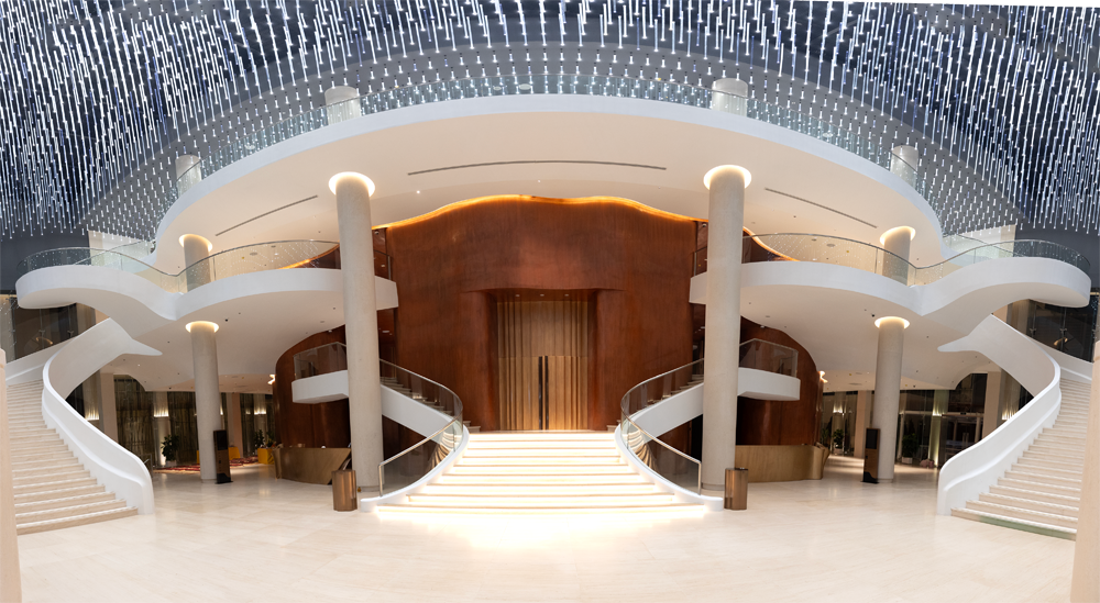 Khu vực sảnh Nhà hát được trang hoàng lộng lẫy như bầu trời đêm đầy sao, tạo hiệu ứng thị giác mạnh mẽ ngay khi bước vào, được đánh giá là phù hợp với những sự kiện đẳng cấp mang tầm vóc quốc tế như Lễ trao giải VinFuture.