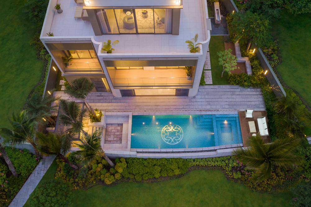 Mặt sau dinh thự nhìn từ trên cao và hồ bơi nổi bật với logo Elie Saab, trong đó gồm khu vực Jacuzzi và BBQ, địa điểm lý tưởng cho những buổi họp mặt của gia chủ và thượng khách. Mặt sau dinh thự nhìn từ trên cao và hồ bơi nổi bật với logo Elie Saab, trong đó gồm khu vực Jacuzzi và BBQ, địa điểm lý tưởng cho những buổi họp mặt của gia chủ và thượng khách.