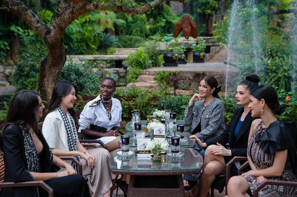 Các người đẹp Hoa hậu Hoà bình Quốc tế 2023 trải nghiệm cà phê sữa đá Việt Nam, “một nét đẹp văn hóa của người Việt” (theo Discovery) tại Làng cà phê Trung Nguyên – một điểm đến đặc biệt của Buôn Ma Thuột.