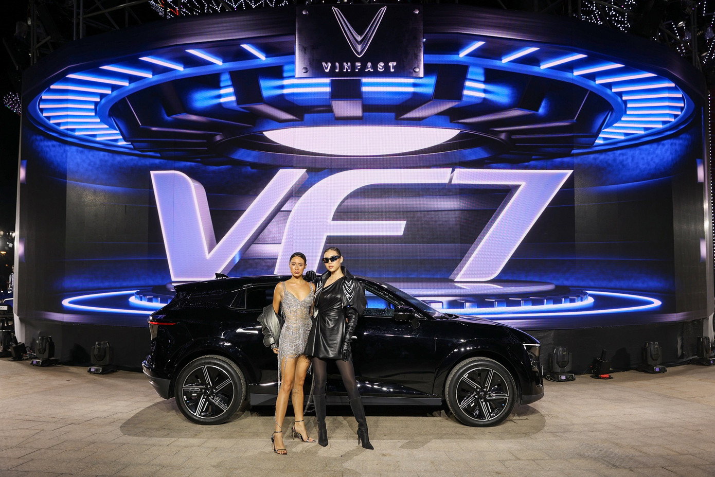 Theo thông tin từ VinFast, từ 12h ngày 02/12/2023 đến hết 24h ngày 30/12/2023, hãng sẽ chính thức nhận đặt cọc mẫu xe VF 7 với nhiều ưu đãi hấp dẫn đi kèm. Dự kiến, VinFast sẽ bàn giao xe cho những khách hàng đầu tiên trước Tết Nguyên đán.