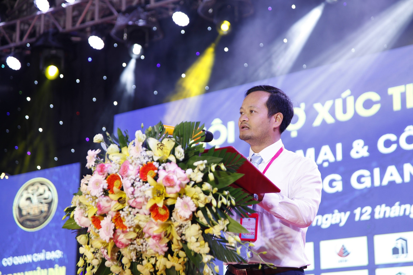 Ông Thân Hải Nam - Phó Chủ tịch UBND huyện Lạng Giang phát biểu tại hội nghị xúc tiến đầu tư huyện Lạng Giang. Ông Thân Hải Nam - Phó Chủ tịch UBND huyện Lạng Giang phát biểu tại hội nghị xúc tiến đầu tư huyện Lạng Giang.