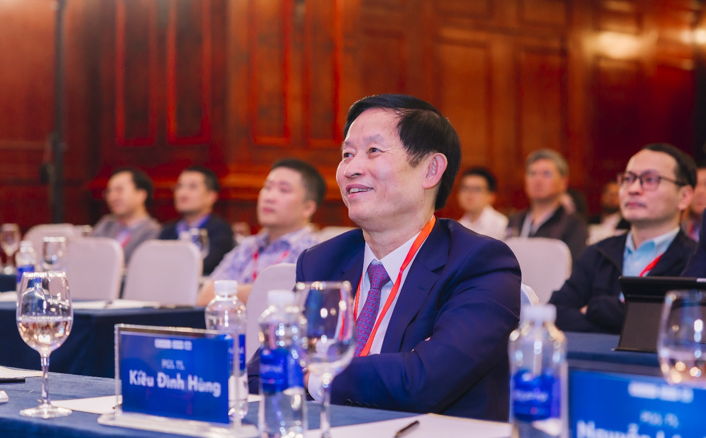 PGS.TS.Kiều Đình Hùng – Phó chủ tịch Hội Phẫu thuật Thần kinh Việt Nam, Trưởng khoa ngoại Thần kinh – Cột sống, Bệnh viện Đại học Y Hà Nội tại hội thảo PGS.TS.Kiều Đình Hùng – Phó chủ tịch Hội Phẫu thuật Thần kinh Việt Nam, Trưởng khoa ngoại Thần kinh – Cột sống, Bệnh viện Đại học Y Hà Nội tại hội thảo