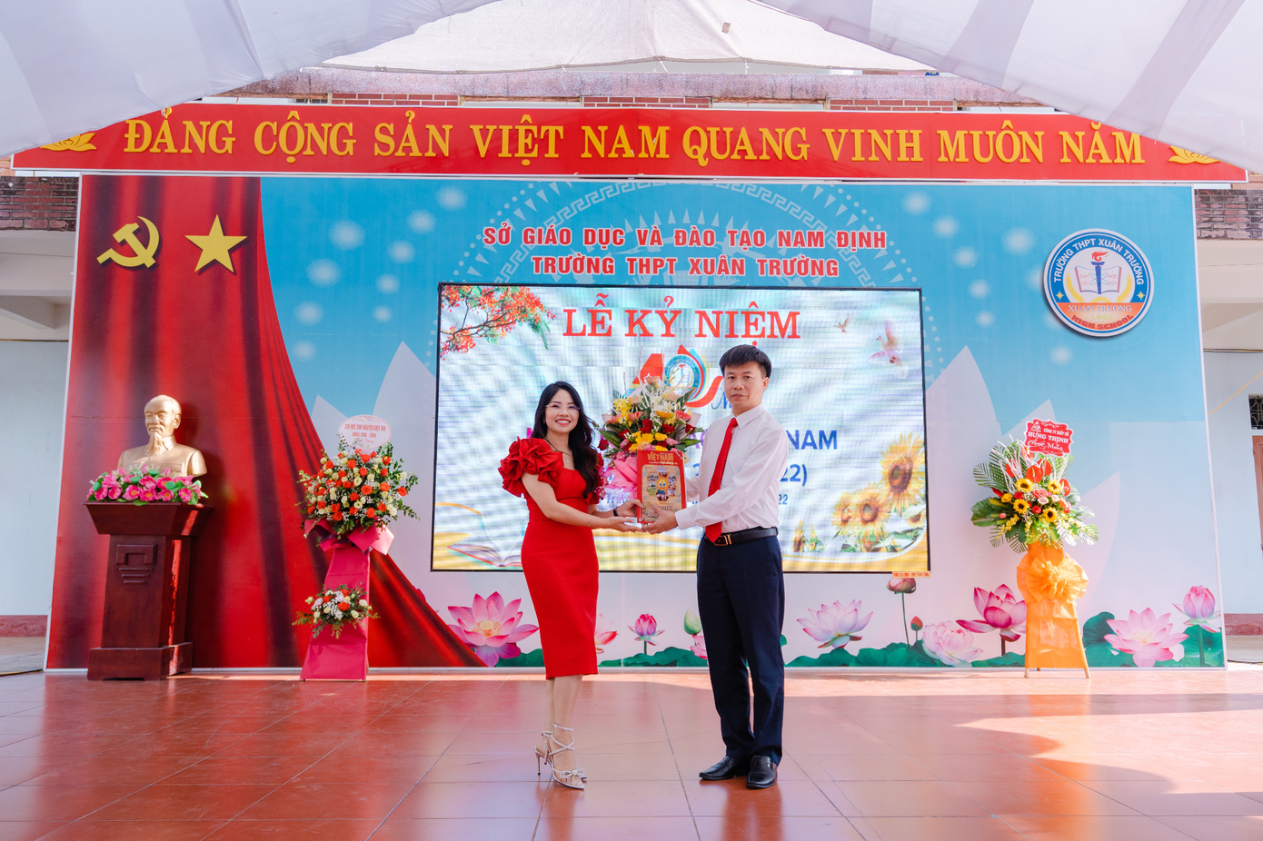 CEO GEIN Academy Nguyễn Thu về thăm và tặng quà trường cũ