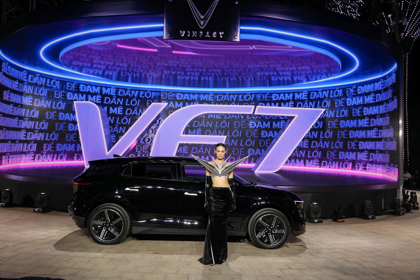 Sự kết hợp giữa thời trang và công nghệ cũng là một xu thế mới trong thiết kế ô tô, hướng tới đề cao trải nghiệm và sự thoải mái của người dùng. Theo NTK Lê Thanh Hòa, VF 7 không chỉ là một phương tiện di chuyển mà còn là một tuyên bố về phong cách và đẳng cấp.