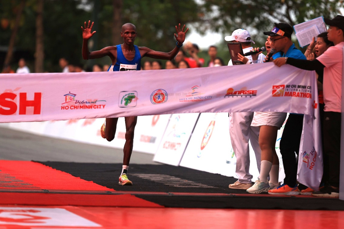 Hạng nhất nam chung cuộc nhóm tuổi cự ly Marathon, vận động viên Yebei Edwin Kiptoo, người Kenya Hạng nhất nam chung cuộc nhóm tuổi cự ly Marathon, vận động viên Yebei Edwin Kiptoo, người Kenya