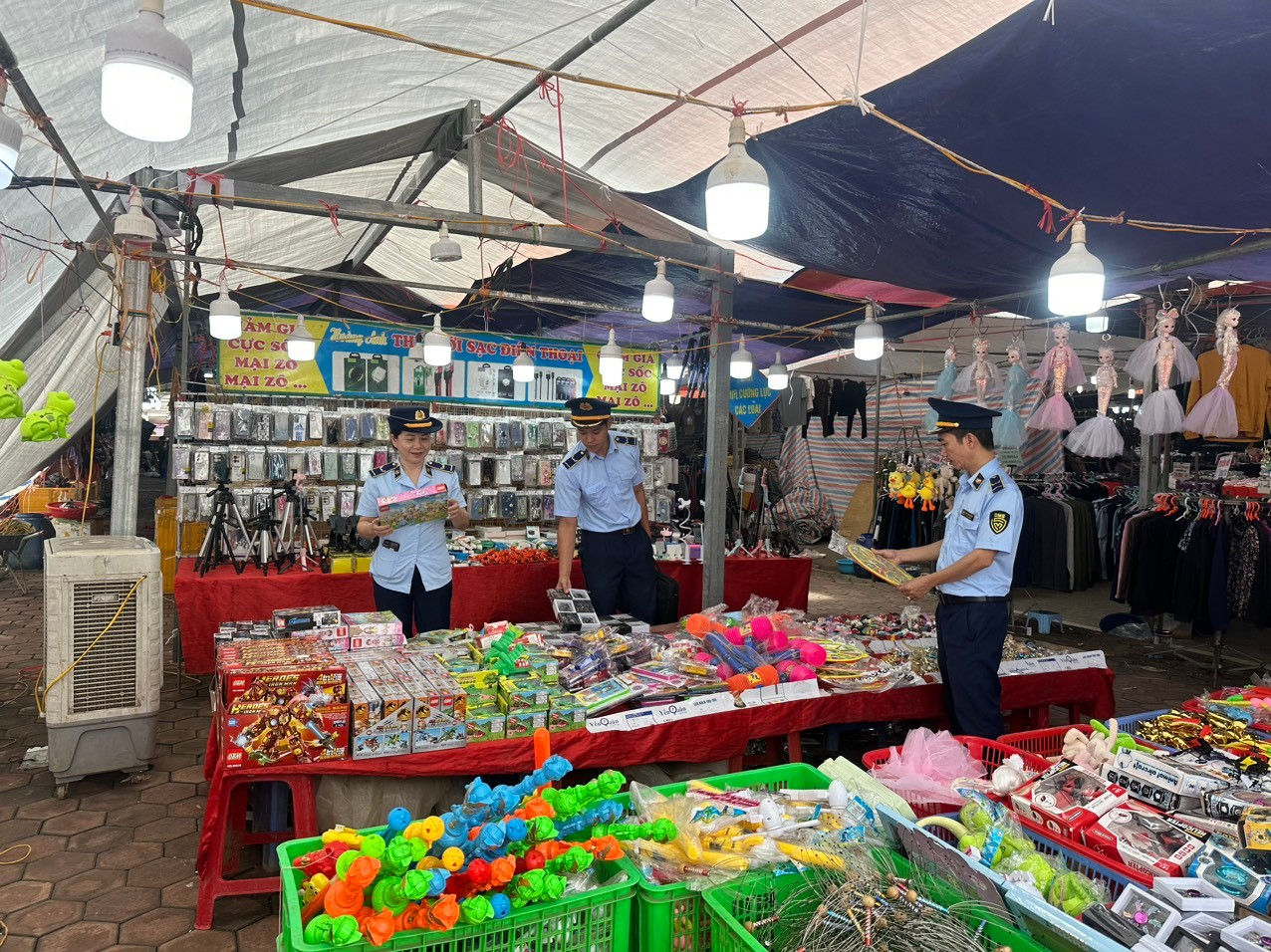 Quản lý thị trường kiểm tra hàng hoá tại chợ Quản lý thị trường kiểm tra hàng hoá tại chợ