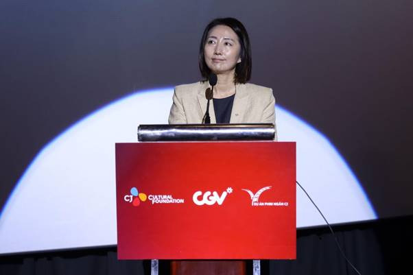 Bà Chung Mi Young, Quản lý cấp cao các Chương trình Cống hiến xã hội Tập đoàn CJ, có mặt tại Việt Nam để khích lệ các nhà làm phim trẻ