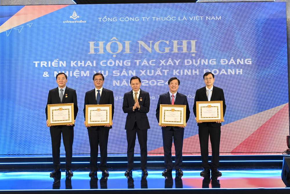 Khen thưởng tập thể và cá nhân có nhiều đóng góp xuất sắc năm 2023 Khen thưởng tập thể và cá nhân có nhiều đóng góp xuất sắc năm 2023