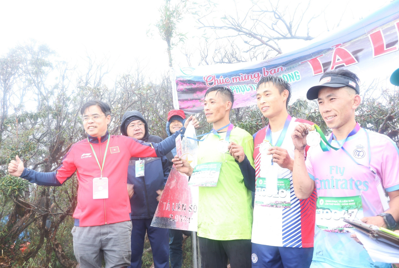 Ông Trần Quang Kháng PGĐ Sở Văn hóa Thể thao và Du lịch Lai châu đại diện BTC trao giải cho VĐV Ông Trần Quang Kháng PGĐ Sở Văn hóa Thể thao và Du lịch Lai châu đại diện BTC trao giải cho VĐV