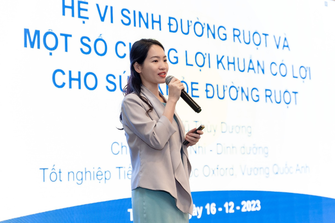TS. BS Vũ Thùy Dương trình bày tác động của lợi khuẩn đối với sức khỏe đường ruột. Nguồn ảnh: Optibac