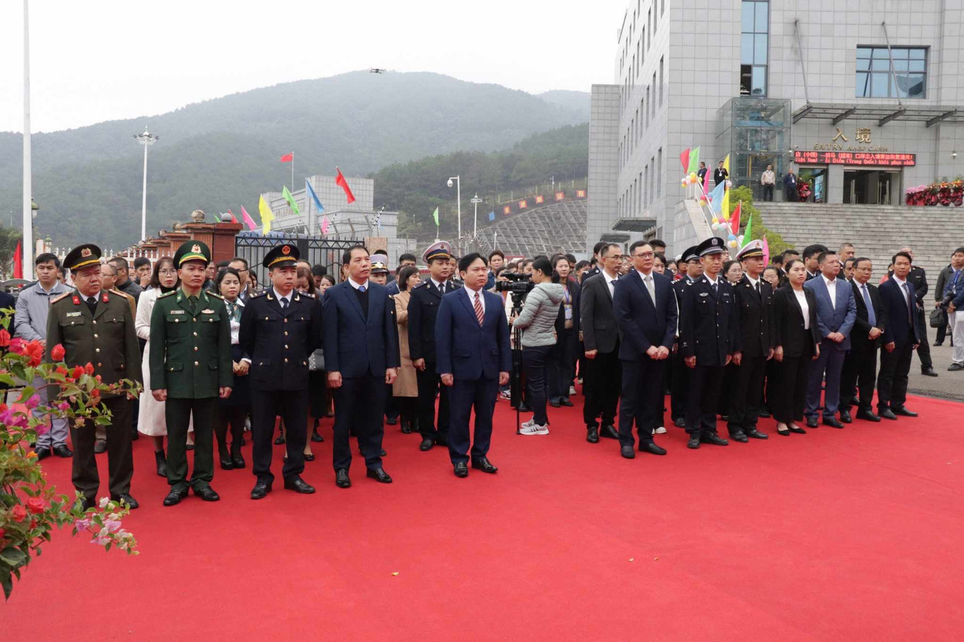 Lãnh đạo và các ngành chức năng Lộc Bình (Việt Nam) và Ninh Minh (Trung Quốc) chứng kiến du khách qua lại cửa khẩu Chi Ma .Ảnh: Duy Chiến