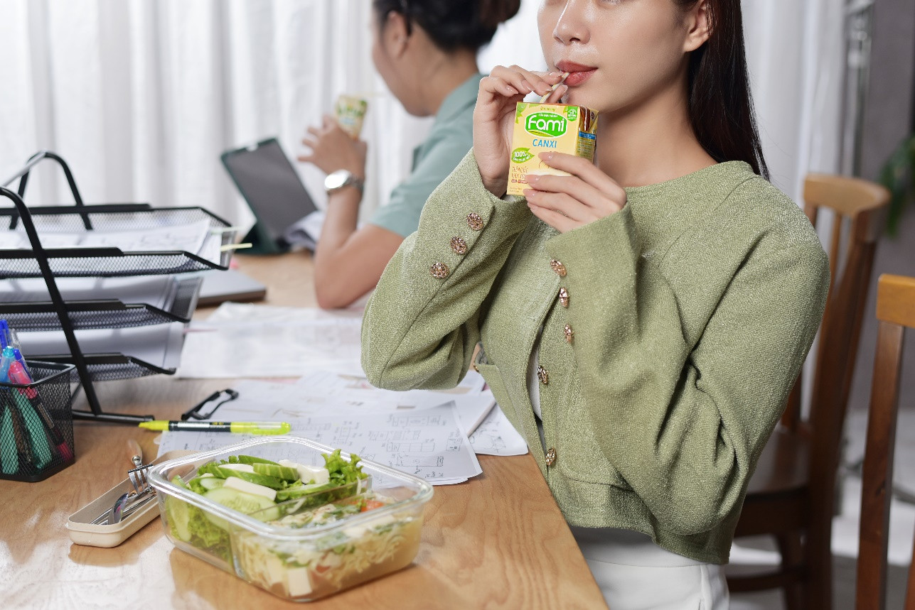 Uống sữa đậu nành là một cách nhanh chóng và tiện lợi để bổ sung thêm đạm đậu nành vào thực đơn hàng ngày. Nguồn: Vinasoy