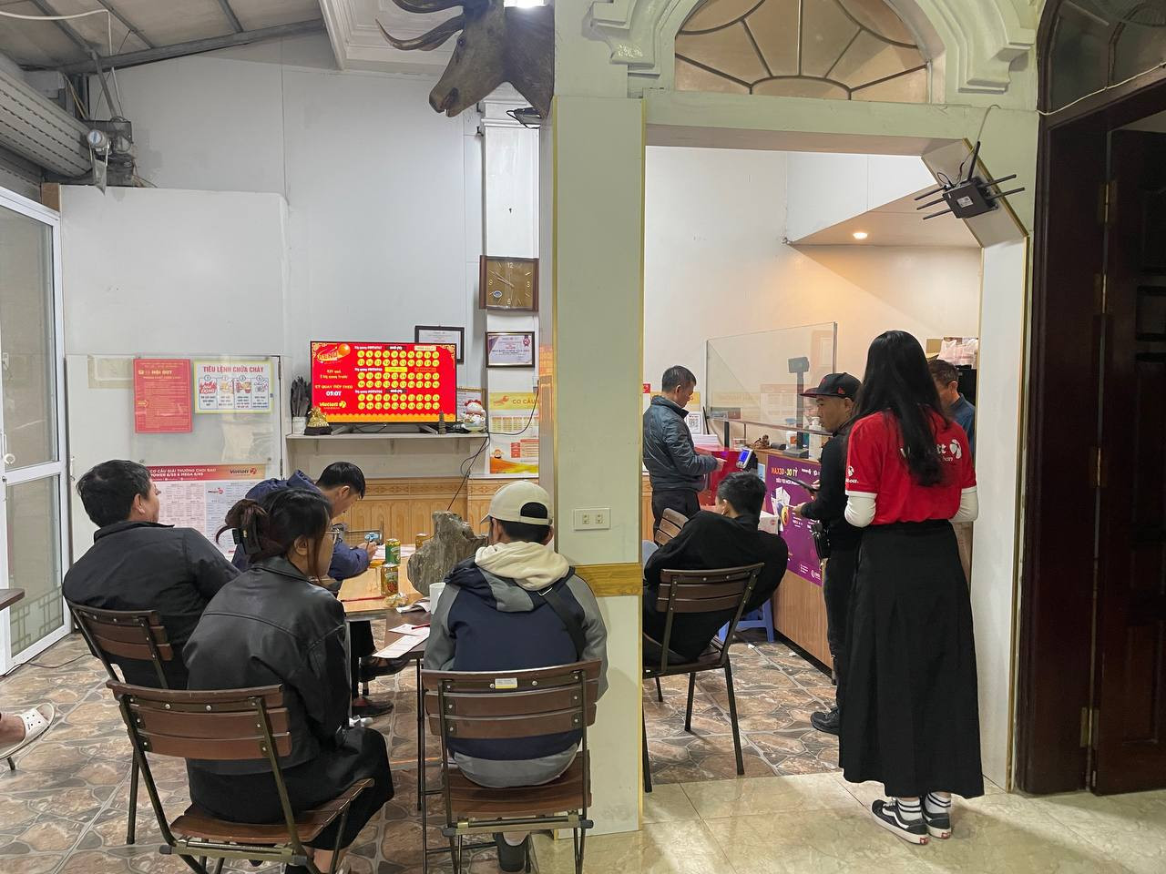 Hình ảnh đông người chơi Keno ở các điểm bán Vietlott. (Nguồn: Vietlott)