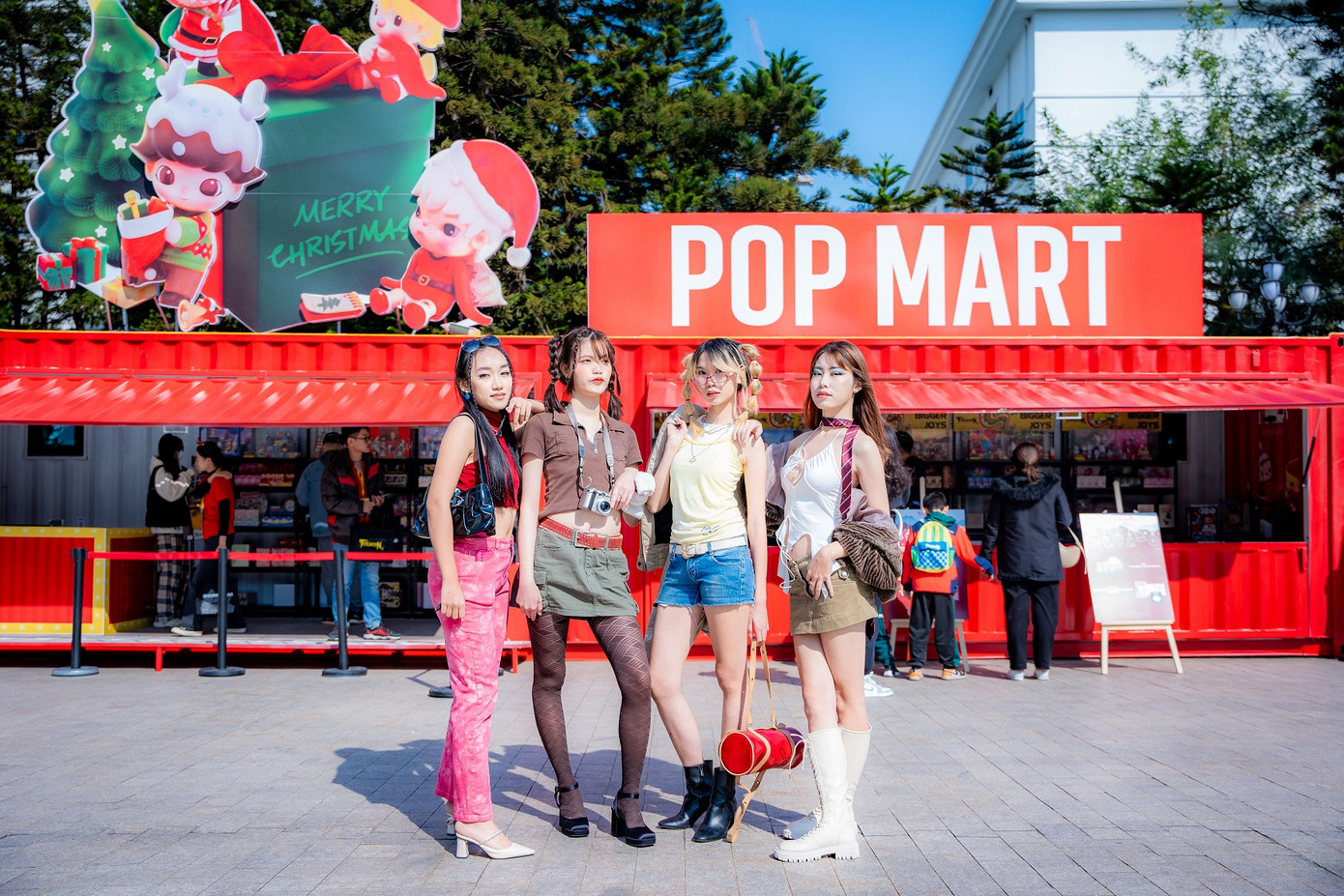 Những bức ảnh check-in ấn tượng “gây bão” cộng đồng mạng tại Hội chợ Art toy Giáng sinh quốc tế