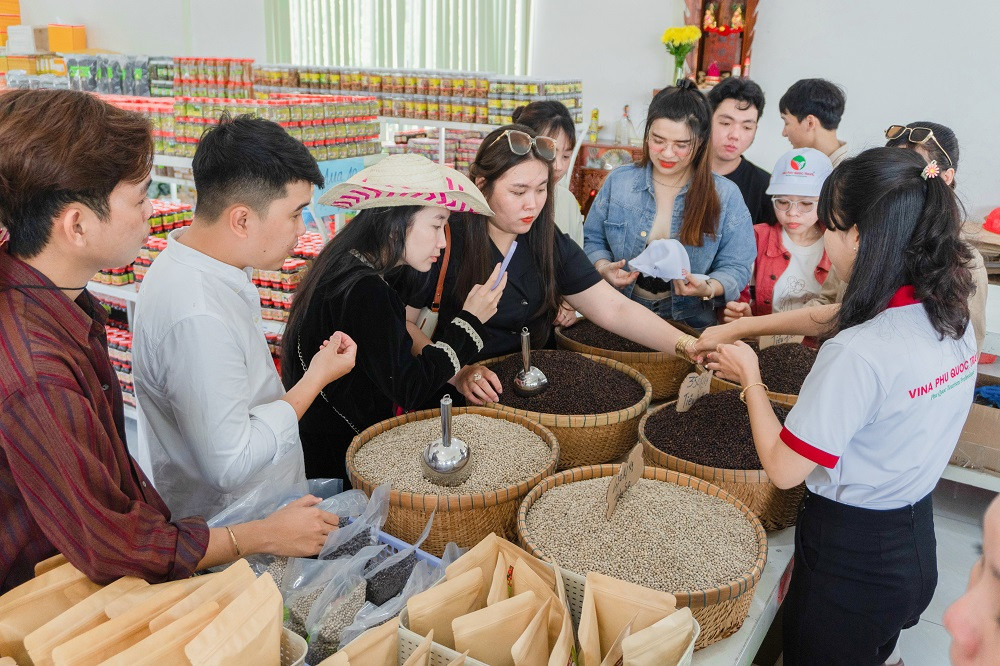 Hướng dẫn viên du lịch Công ty TNHH Du lịch Vina Phú Quốc Travel đang hướng dẫn khách hàng tham quan khu du lịch. Hướng dẫn viên du lịch Công ty TNHH Du lịch Vina Phú Quốc Travel đang hướng dẫn khách hàng tham quan khu du lịch.