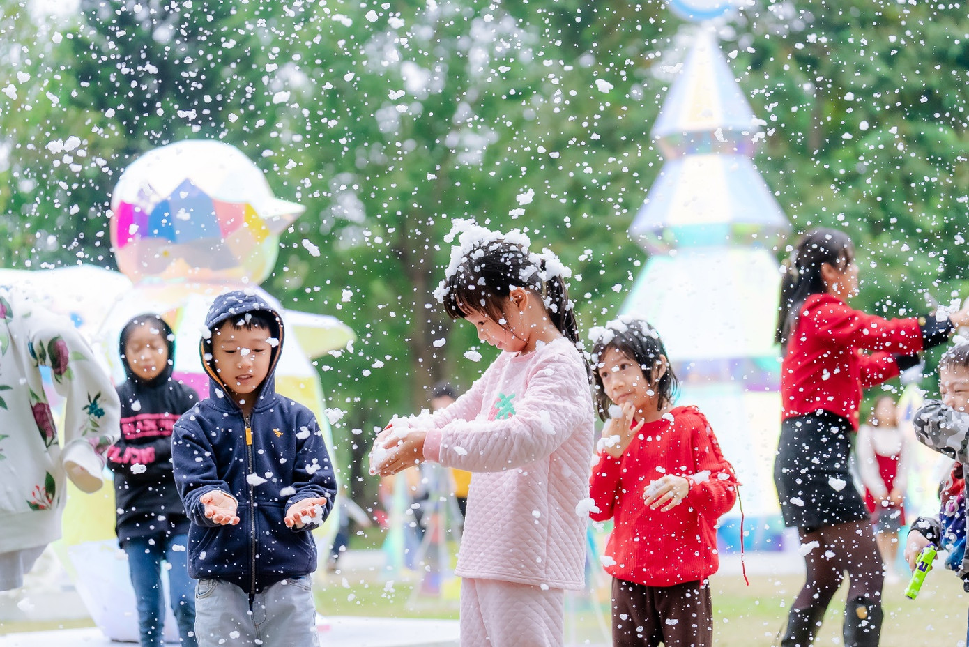 Lần đầu đón chạm tay vào tuyết là trải nghiệm đáng nhớ với các em nhỏ Lần đầu đón chạm tay vào tuyết là trải nghiệm đáng nhớ với các em nhỏ