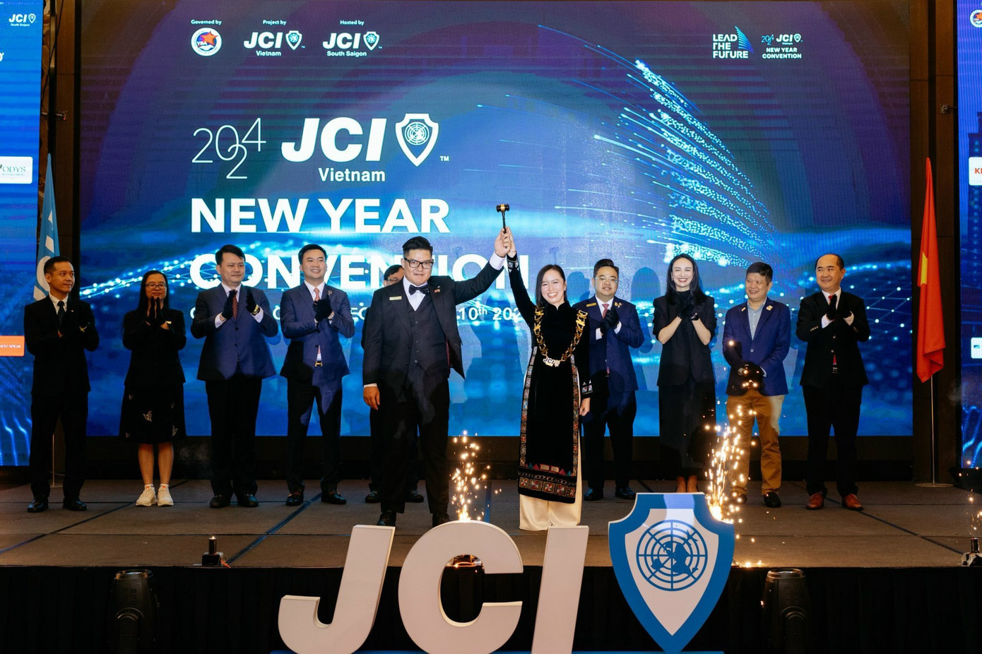 Nghi thức chuyển giao giữa Chủ tịch JCI 2023 và bà Trần Phương Ngọc Thảo – Tân Chủ tịch JCI 2024 Nghi thức chuyển giao giữa Chủ tịch JCI 2023 và bà Trần Phương Ngọc Thảo – Tân Chủ tịch JCI 2024