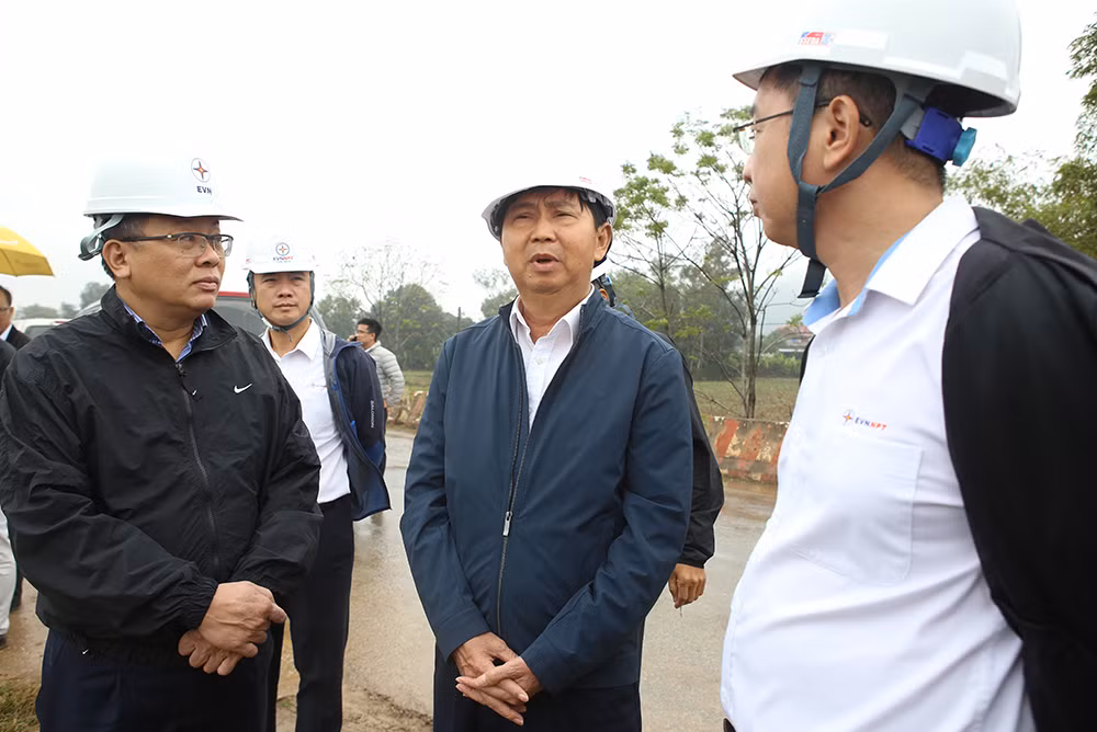 Lãnh đạo EVN và EVNNPT nghe đại diện đơn vị thi công xây lắp báo cáo tiến độ thi công Dự án đường dây 500kV NMNĐ Nam Định I – Thanh Hóa Lãnh đạo EVN và EVNNPT nghe đại diện đơn vị thi công xây lắp báo cáo tiến độ thi công Dự án đường dây 500kV NMNĐ Nam Định I – Thanh Hóa