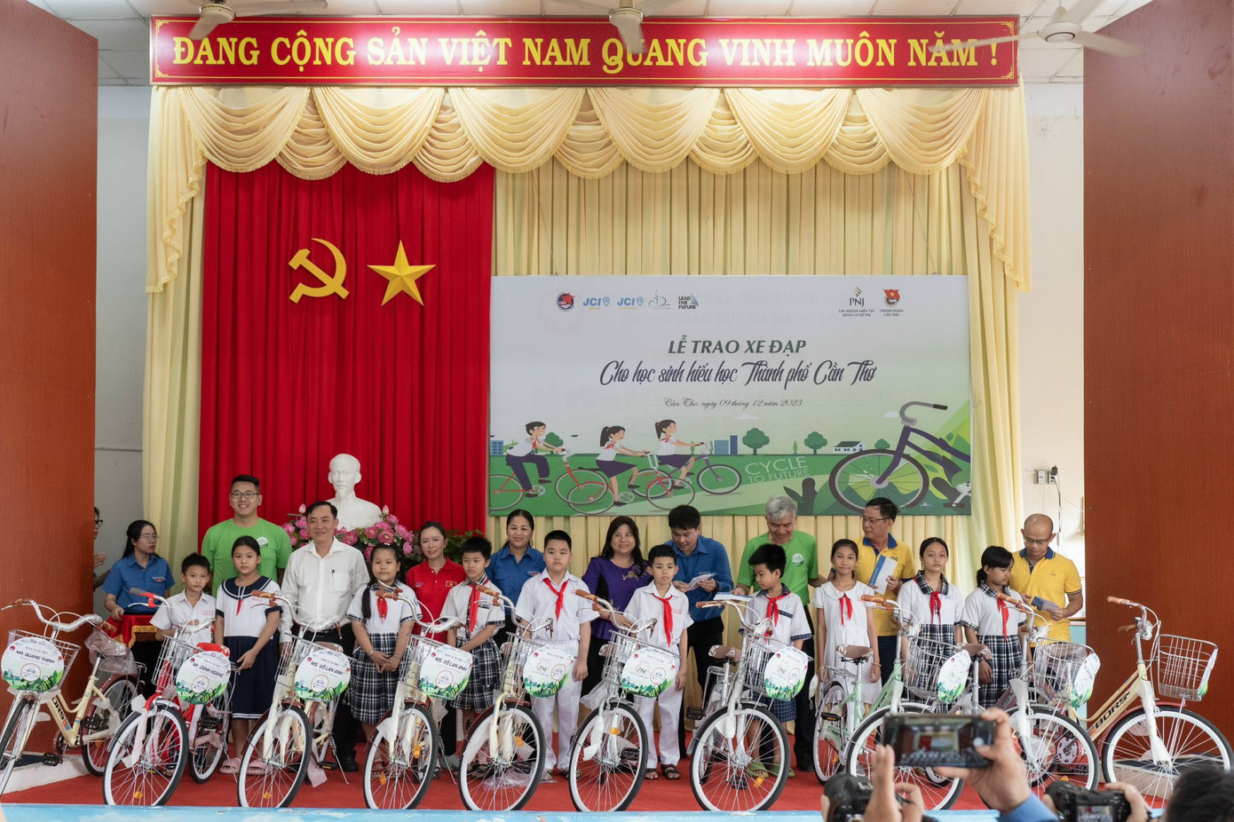 Bà Trần Phương Ngọc Thảo – Chủ tịch JCI Việt Nam 2024, Phó Chủ tịch HĐQT PNJ và đại diện các nhà tài trợ đại diện trao tặng xe đạp cho các học sinh hiếu học trên địa bàn tỉnh Cần Thơ Bà Trần Phương Ngọc Thảo – Chủ tịch JCI Việt Nam 2024, Phó Chủ tịch HĐQT PNJ và đại diện các nhà tài trợ đại diện trao tặng xe đạp cho các học sinh hiếu học trên địa bàn tỉnh Cần Thơ