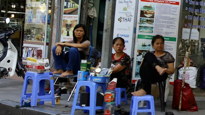 Thuốc lá lậu vẫn bày bán công khai cạnh hồ Gươm Thuốc lá lậu vẫn bày bán công khai cạnh hồ Gươm