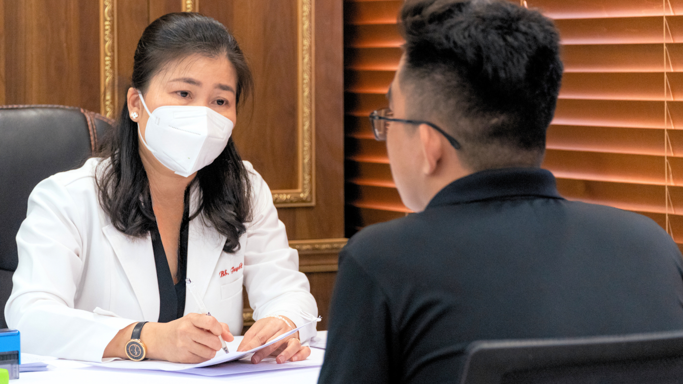 Hình ảnh thăm khám với bác sĩ