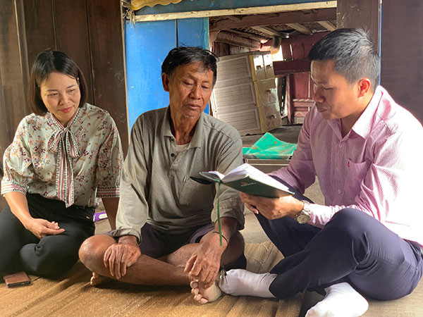 Cán bộ NHCSXH cùng chính quyền địa phương tuyên truyền, hướng dẫn người dân làm hồ sơ, thủ tục để tiếp cận nguồn vốn vay tín dụng chính sách