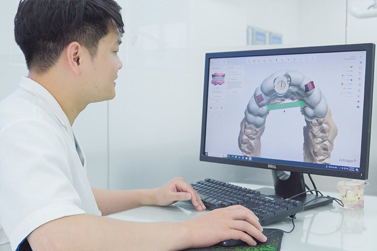 Bác sĩ đang thiết kế máng hướng dẫn phẫu thuật của công nghệ DCT