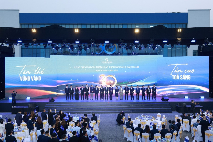 Ban lãnh đạo Tập đoàn cùng các khách mời hiện diện trên sân khấu sự kiện Ban lãnh đạo Tập đoàn cùng các khách mời hiện diện trên sân khấu sự kiện