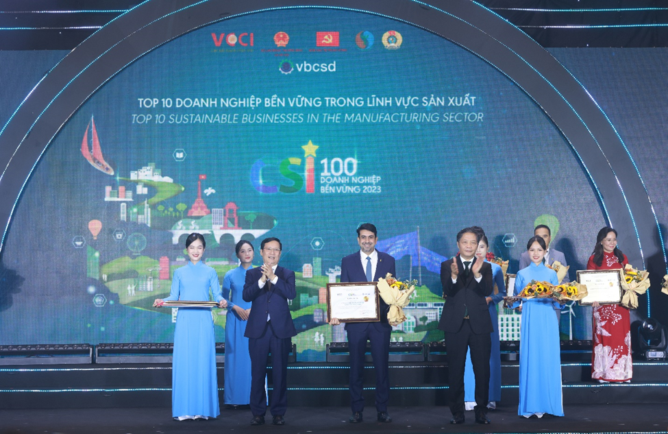 Ông Peeyush Sharma, Tổng Giám đốc Công ty TNHH Nước giải khát Coca‑Cola Việt Nam (giữa) nhận chứng nhận Coca-Cola Việt Nam đạt Top 3 công ty bền vững nhất Việt Nam năm 2023 Ông Peeyush Sharma, Tổng Giám đốc Công ty TNHH Nước giải khát Coca‑Cola Việt Nam (giữa) nhận chứng nhận Coca-Cola Việt Nam đạt Top 3 công ty bền vững nhất Việt Nam năm 2023